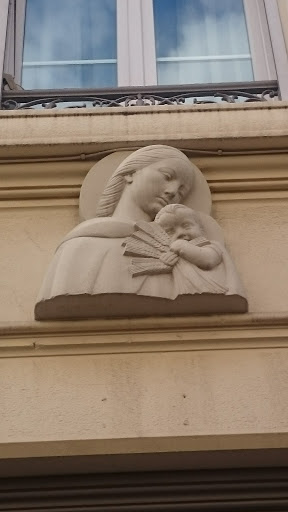 sculpture sur mur - vierge a l'enfant