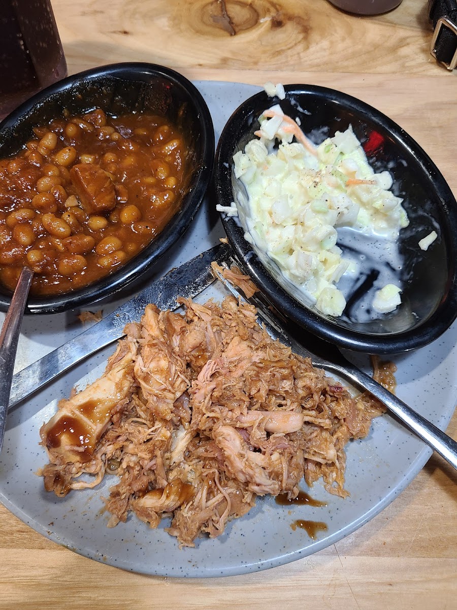Pulled chicken with bajed beans and slaw