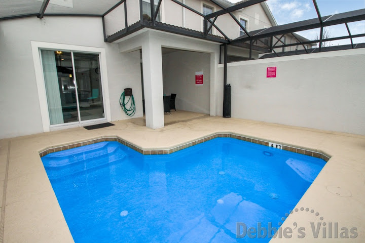Easy access steps into the pool on Storey Lake