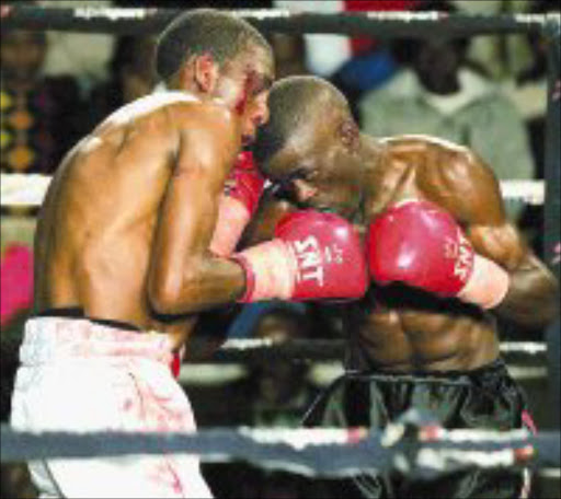 FLASHBACK: Thembelani Maphuma and Simphiwe Mabona during their flyweight bout at the Orient Theatre in East London. Pic. Tertius Pickard. 27/05/07. © Touchline.