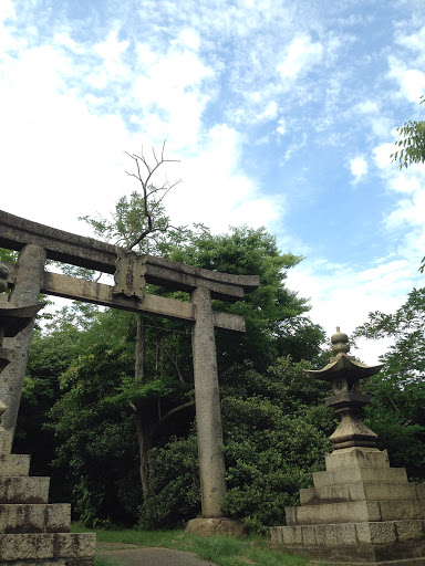 新庄八幡宮の灯籠と鳥居