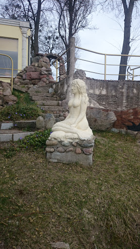 Rzeźba nagiej Syreny 