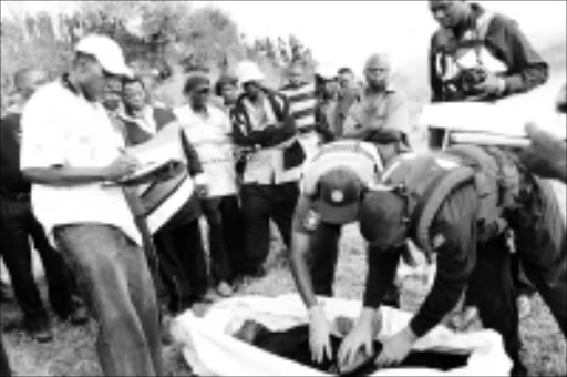 BODY FOUND: The body of Walter Mungungoni waheds up on the banks of a dam in Thohoyando. Pic. Elmon Tshikodo. 11/09/2008. © Unknown