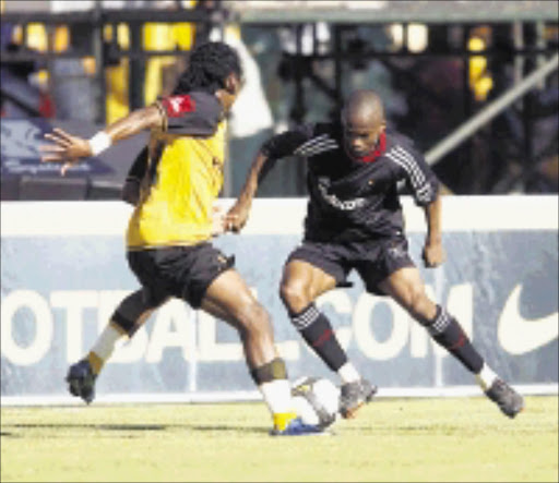 DUMMY: Dikgang Mabalane of Orlando Pirates test Kaizer Chiefs' Siphiwe Tshabalala during Absa Premiership match at Mmabatho Stadium in Mafikeng, North West. Pirates won 2-0. 15/11/2008. Pic. © Gallo Images.