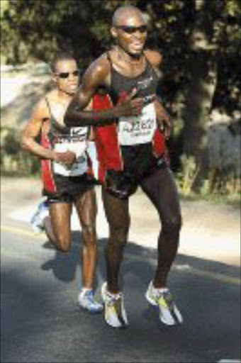 CRUELLING: Bethuel Netshifhefhe leaves Josiah Thugwane in his wake at the 2007 Old Mutual Two Oceans Marathon. Pic. Tertius Pickard. 07/04/2007. © Gallo Images.