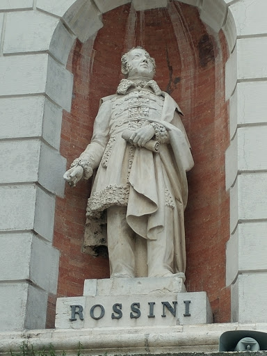 Pesaro: Rossini statue
