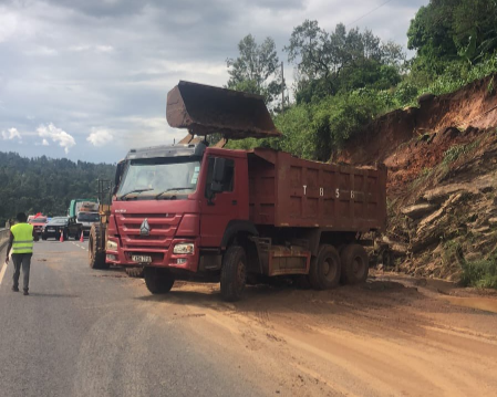 KeNHA officials working to clear debris along Kenol - Sagana (A2) road at Mugetho area.