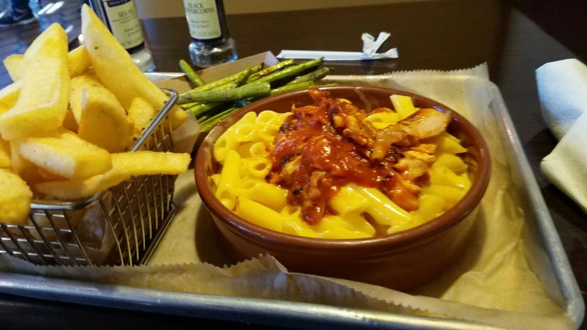 gluten free mac n cheese with bbq chicken really tasty