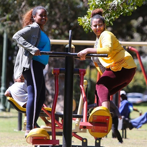 Mimie Dasta, 21, left, and Teewot Desaling, 26, who have foregone wearing masks, enjoy themselves at St George’s Park in PE. Desaling says she feels comfortable not wearing a mask because she thinks fewer positive cases are being recorded.