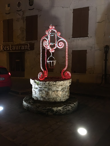 Vieux Puit Décoré 