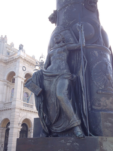 Trieste: Prefettura, guardando