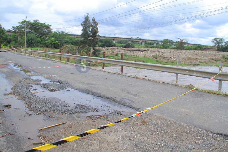 The old Athi River bridge closed by KENHA after being weakened by the ongoing heavy rains.