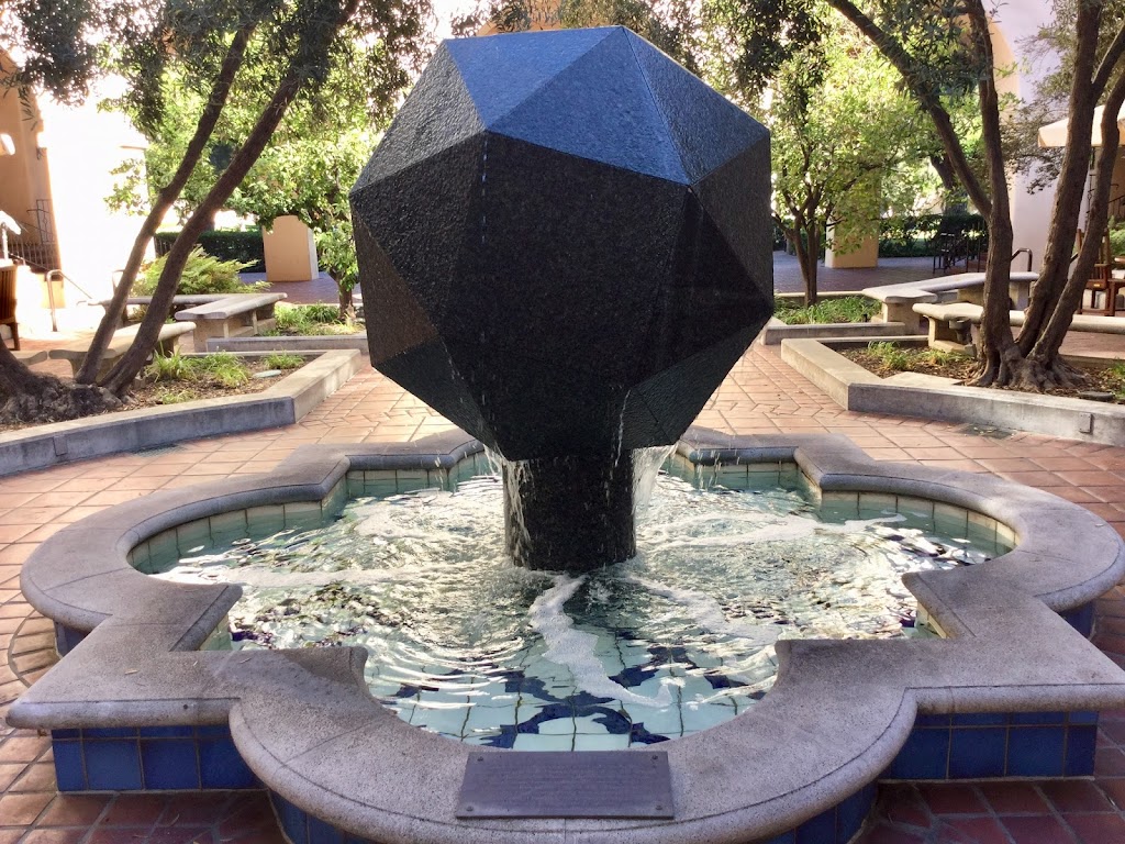 El poliedro en la fuente es un cubo chato, un sólido semi-regular de Arquímedes derivado de un cubo, con todos sus bordes de igual longitud.  Esta forma fue elegida para la fuente central en el Beckman ...