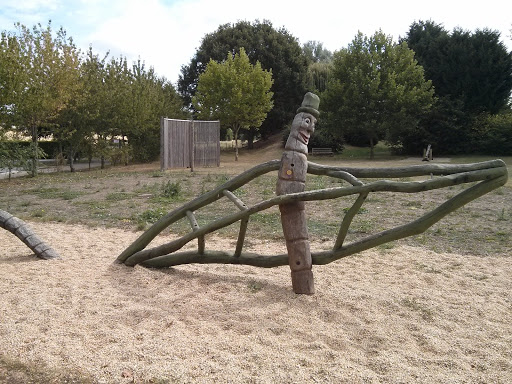 Charcé, Le Ver Dans La Feuille