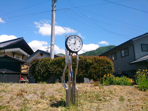 北志賀に向かう人たちに時間を知らせる不自然な場所にある不自然な時計