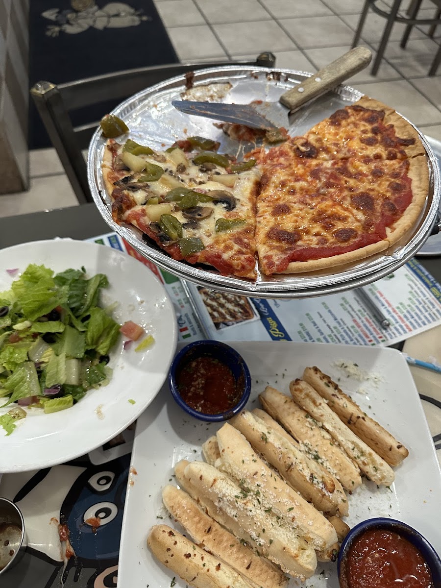 Gluten free special - pizza,
Salad, breadsticks