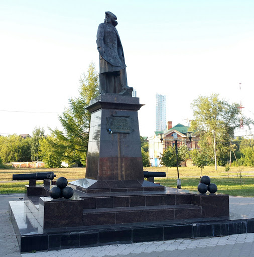 Памятник основателю города В. 