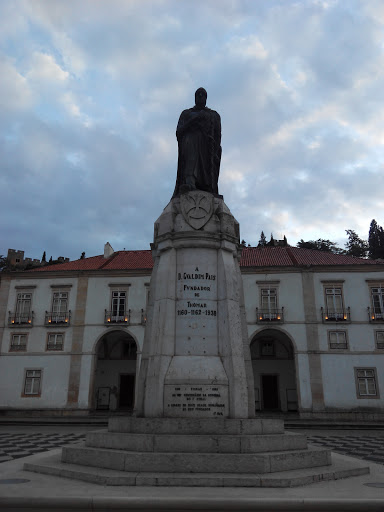 Estátua de Dom Gualdim Pais ea Fundador de Tomar