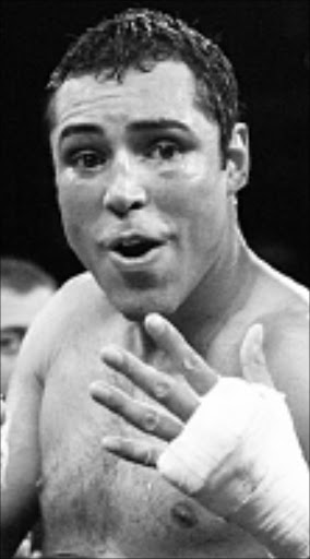 23 Jun 2001: Oscar De La Hoya holds up "6" signifying his sixth title wins in five different weight classes WBC super welterweight championship bout at the MGM Grand Hotel & Casino in Las Vegas, Nevada. De La Hoya won the bout by way of decision after 12 rounds. DIGITAL IMAGE Photo Credit: ©Jed Jacobsohn/ALLSPORT/Gallo Images