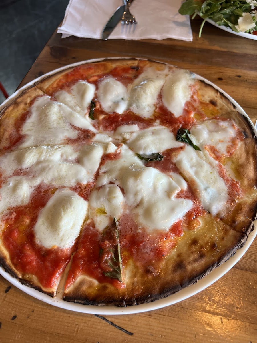 GF margaritta di buffalo pizza