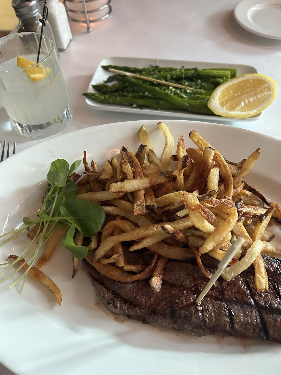 Gluten & dairy free steak frites, asparagus, and their house margarita 🙌