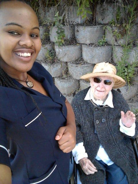 Caregiver Notsikelelo Nduba with Blythe Kruger after their good and bad shopping experience.