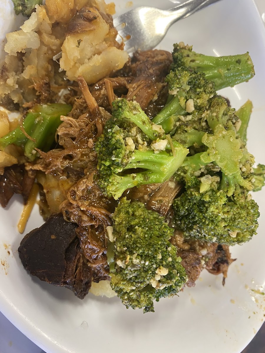 Baked potatoe with pulled pork, cheese and broccoli.  The broccoli was surprisingly super tasty!!!