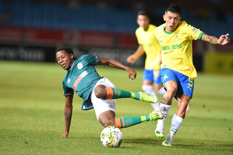 Tshepang Moremi of Amazulu FC and Matías Esquivel of Mamelodi Sundowns during Tuesday’s DStv Premiership match.
