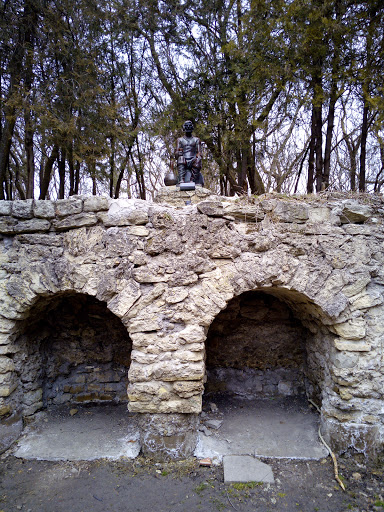 Статуя землекопа.