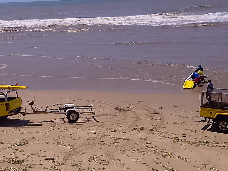 The body being retrieved at Cuttings Beach, south of Durban