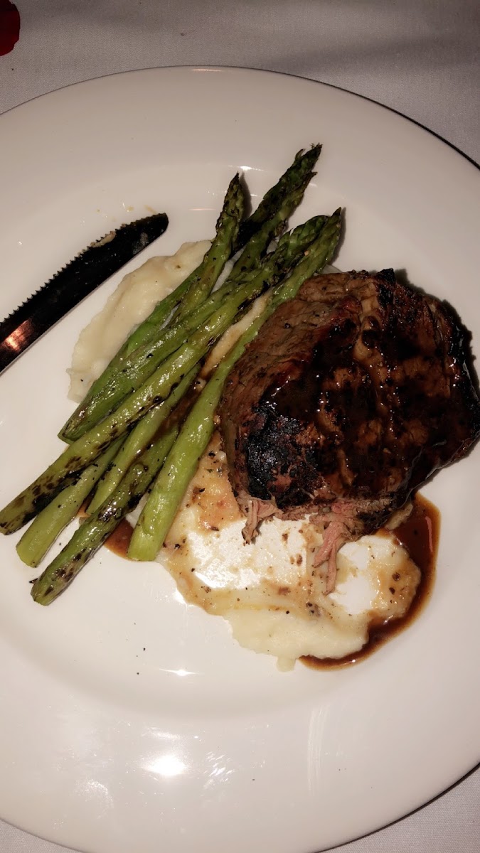 10 oz filet with whipped potato and asparagus