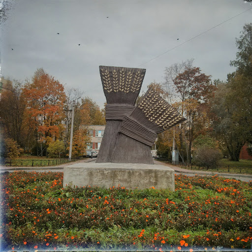 Памятник Совхозу в Шушарах