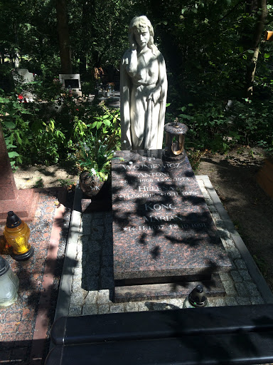 Figurka Na Cmentarzu