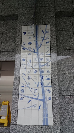 博多駅博多口のタイル画の木のアート