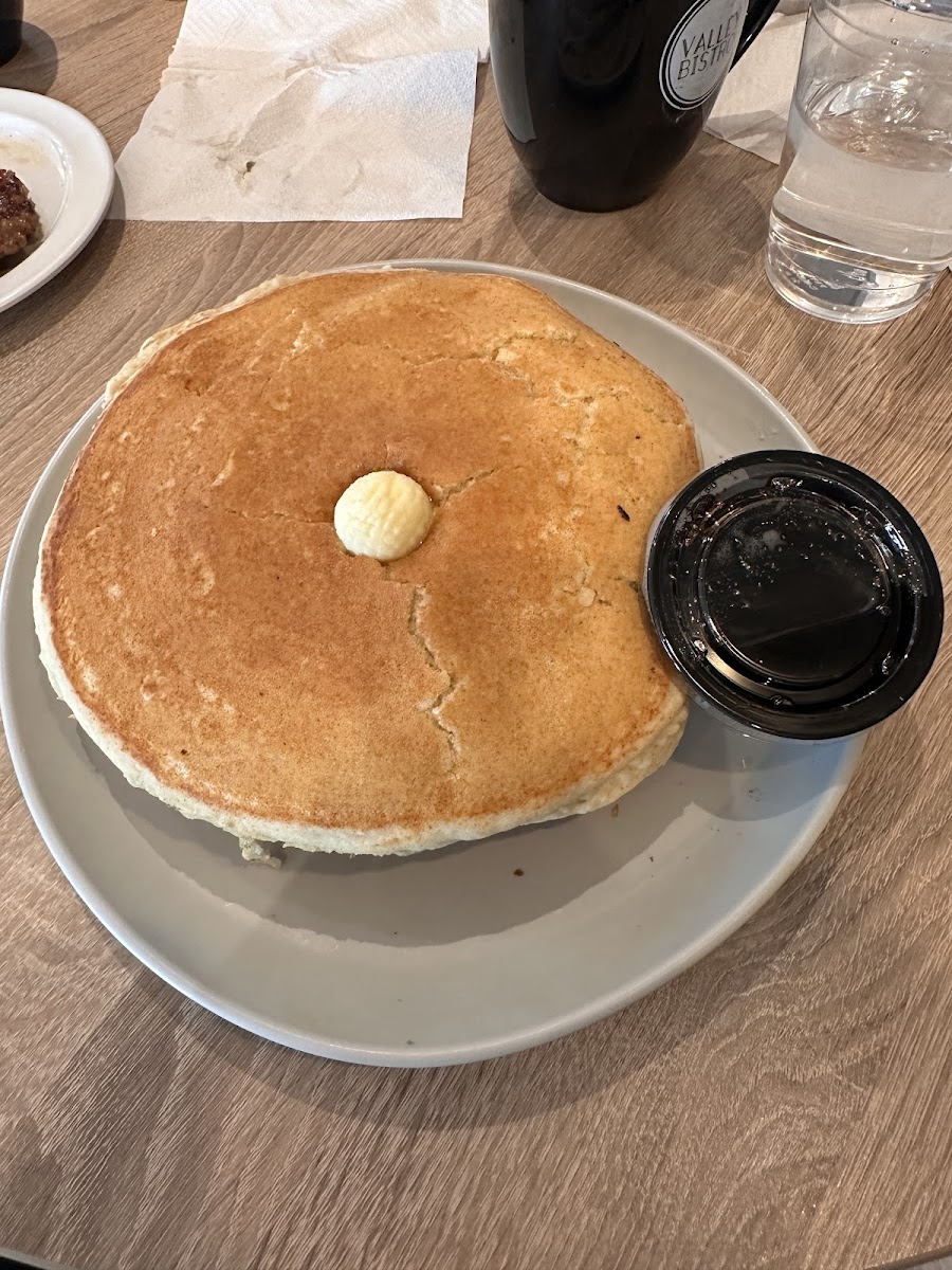 Gluten free pancajes. You get 3 pancakes this size