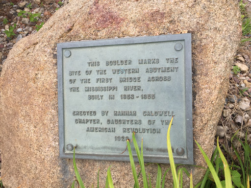 THIS BOULDER MARKS THE SITE OF THE WESTERN ABUTMENT OF THE FIRST BRIDGE ACROSS THE MISSISSIPPI RIVER, BUILT IN 1853-1855   ERECTED BY HANNAH GALDWELL CHAPTER, DAUGHTERS OF THE AMERICAN REVOLUTION...
