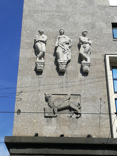 Statues and relief at the faca