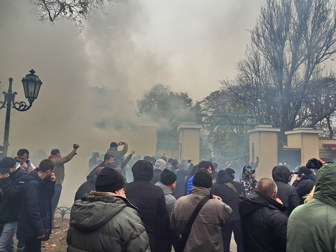 Беспорядки в Горсаду: митингующие ранили Головина и заблокировали мэрию (обновляется) фото