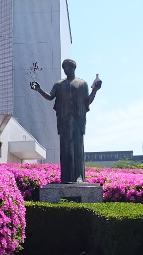 エリーニ・平和の像