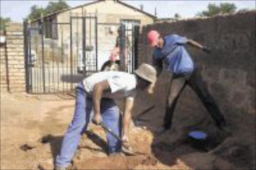 SW20041006PMO046:NEWS:PEOPLE:06OCT2004 - 20041006PMO NEWS: Installing of the pre-paid meters at Phiri Soweto yesterday PIC:PETER MOGAKI. 06/10/2004. © SOWETAN