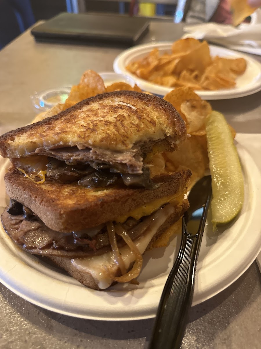 Kansan sandwich (roast beef, cheese, grilled mushrooms and onions)