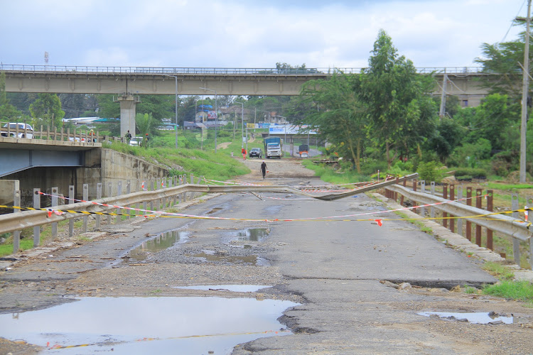 The old Athi River bridge closed by KENHA after being weakened by the ongoing heavy rains.