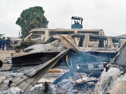 Burned vehicles are seen at the front gate of the Makala prison after it was attacked by supporters of jailed Christian sect leader Ne Muanda Nsemi in Kinshasa, Democratic Republic of the Congo May 17, 2017. /REUTERS