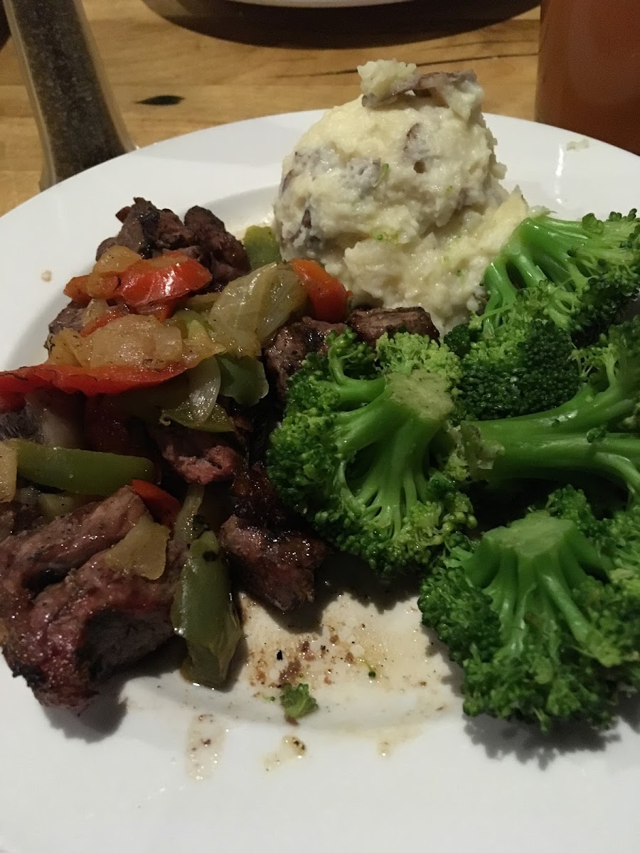 Steak tips with mashed potatoes and broccoli