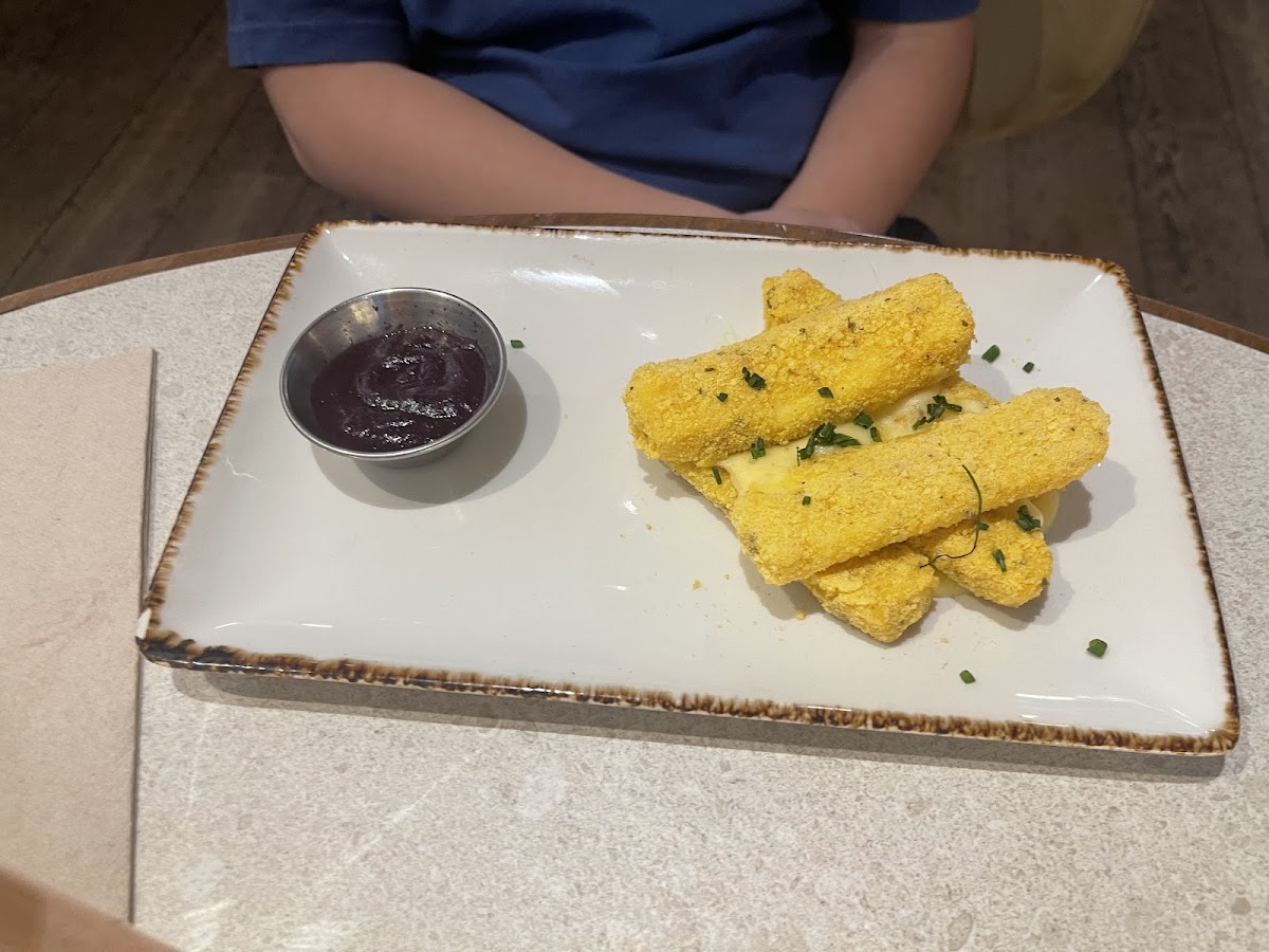 Cheese sticks with blueberry dip