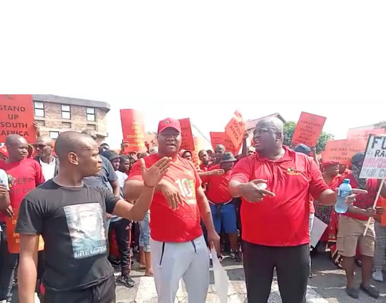 EFF Secretary General Marshall Dlamini rallied a 400-strong group of supporters in Durban’s Glenwood with a rousing “Ayihlome fighter ayihlome” on Monday.