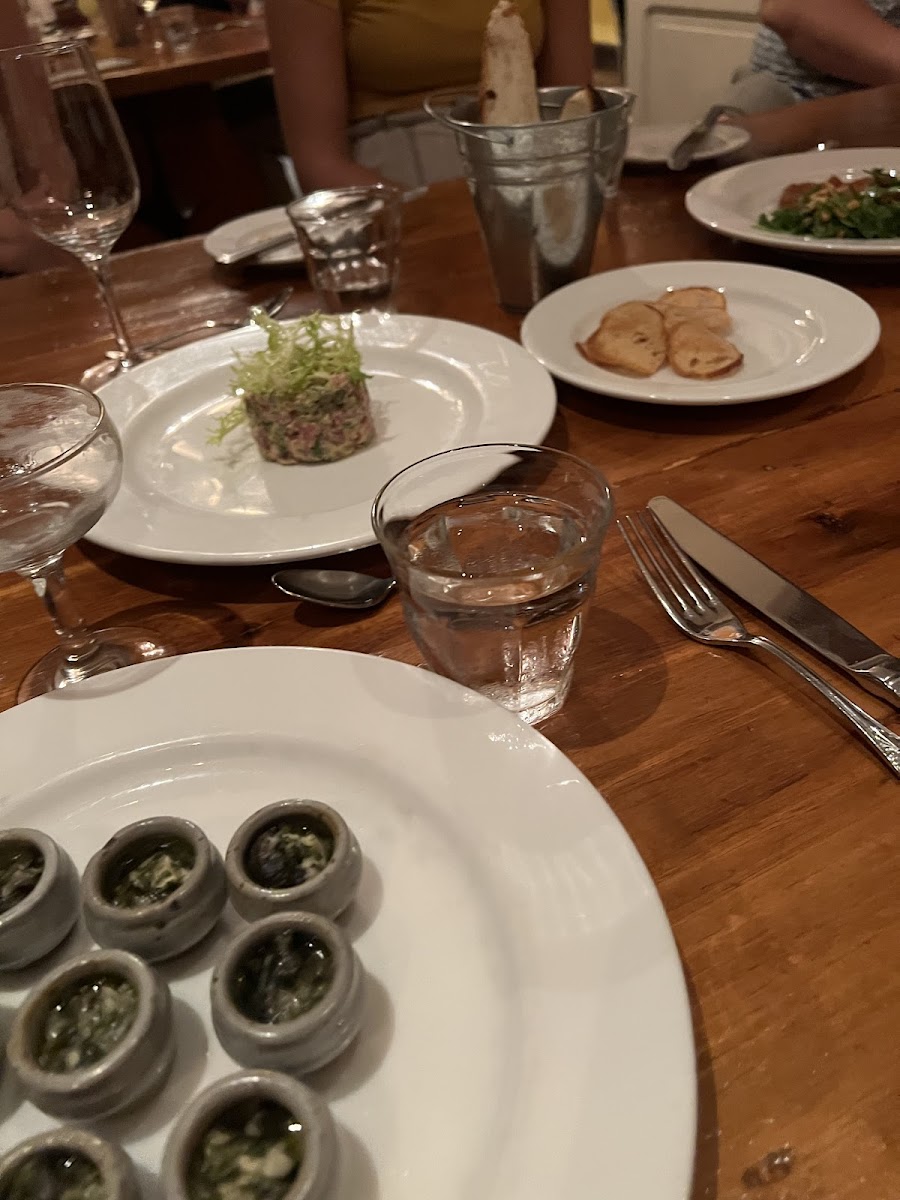 Escargot without crutons. Beef tartare with toast served separately.