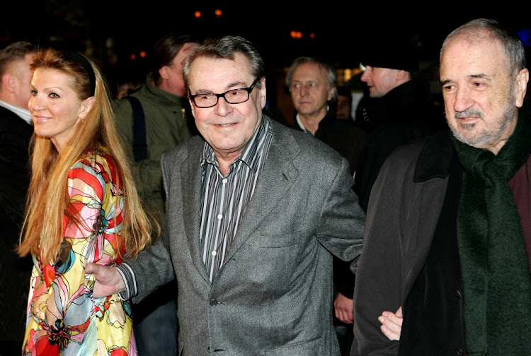 Czech director Milos Forman (C) with his wife Martina (L) and script-writer Jean-Claude Carriere arrive for the Czech premiere of Forman's film "Goya's Ghosts" in Prague January 31, 2007.
