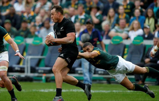 New Zealand's Israel Dagg leaves South Africa's Bryan Habana to eat dust..