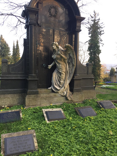 Grabengel auf dem Friedhof in 